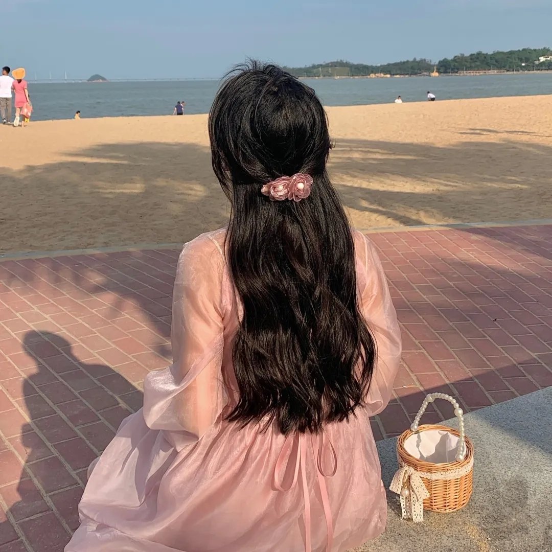 她的微笑像颗糖